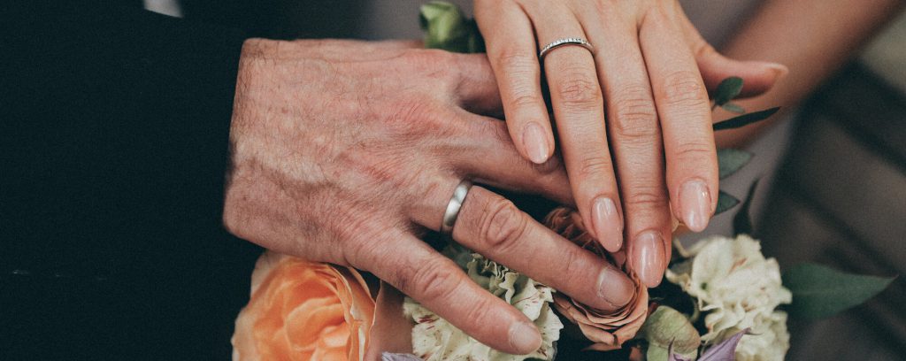 Mains d'un couple binational le jour de son union