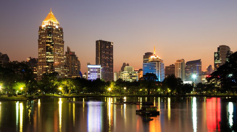 Quartier d'affaires de Bangkok au crepuscule, zone d'investissement immobilier