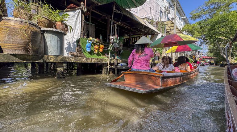 Marche flottant traditionnel de Bangkok, vie quotidienne des expatries en Thailande