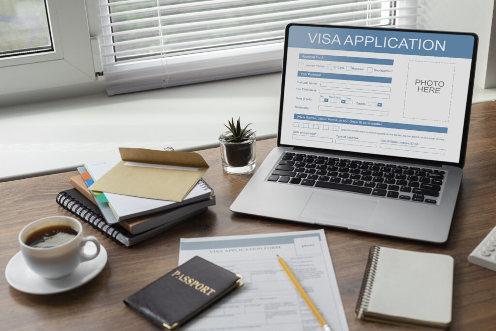 Demande de e-Visa DTV remplie en ligne sur ordinateur avec passeport