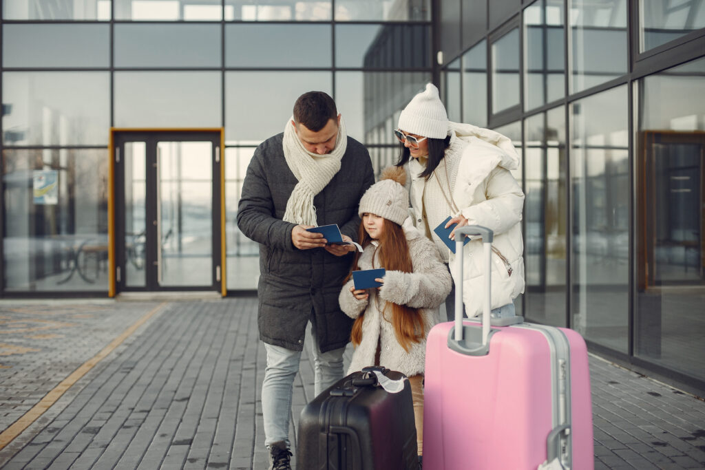 Famille avec valises vérifiant ses passeports avant de rejoindre la Thaïlande, visa accompagnant