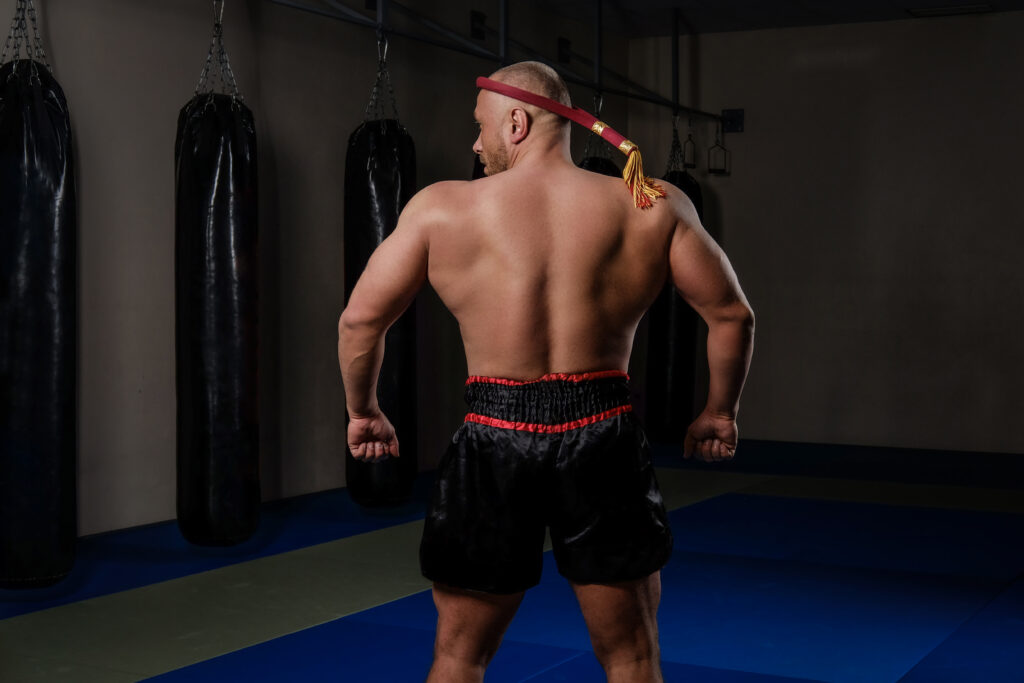 Pratiquant de Muay Thaï portant le mongkol dans un gym, visa DTV Soft Power Thaïlande