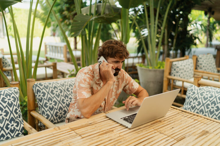 Travailleur à distance au téléphone et sur ordinateur en Thaïlande, profil visa DTV